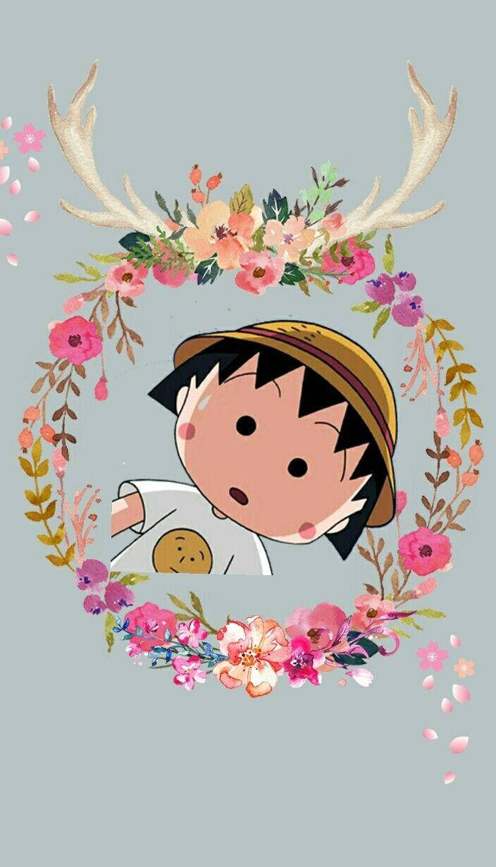 Chibi Maruko Chan 桌布 壁紙 — 一個可愛的動漫角色，長著鹿角，從色彩繽紛的花環中探出頭來，背景是柔和的灰色。