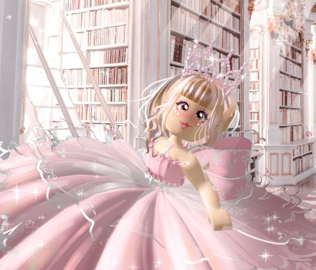 Cute Girly 桌布 壁紙 — 一個可愛的動漫風格女孩，穿著粉紅色連衣裙和皇冠，在充滿書架和閃爍效果的陽光圖書館中優雅地漂浮。