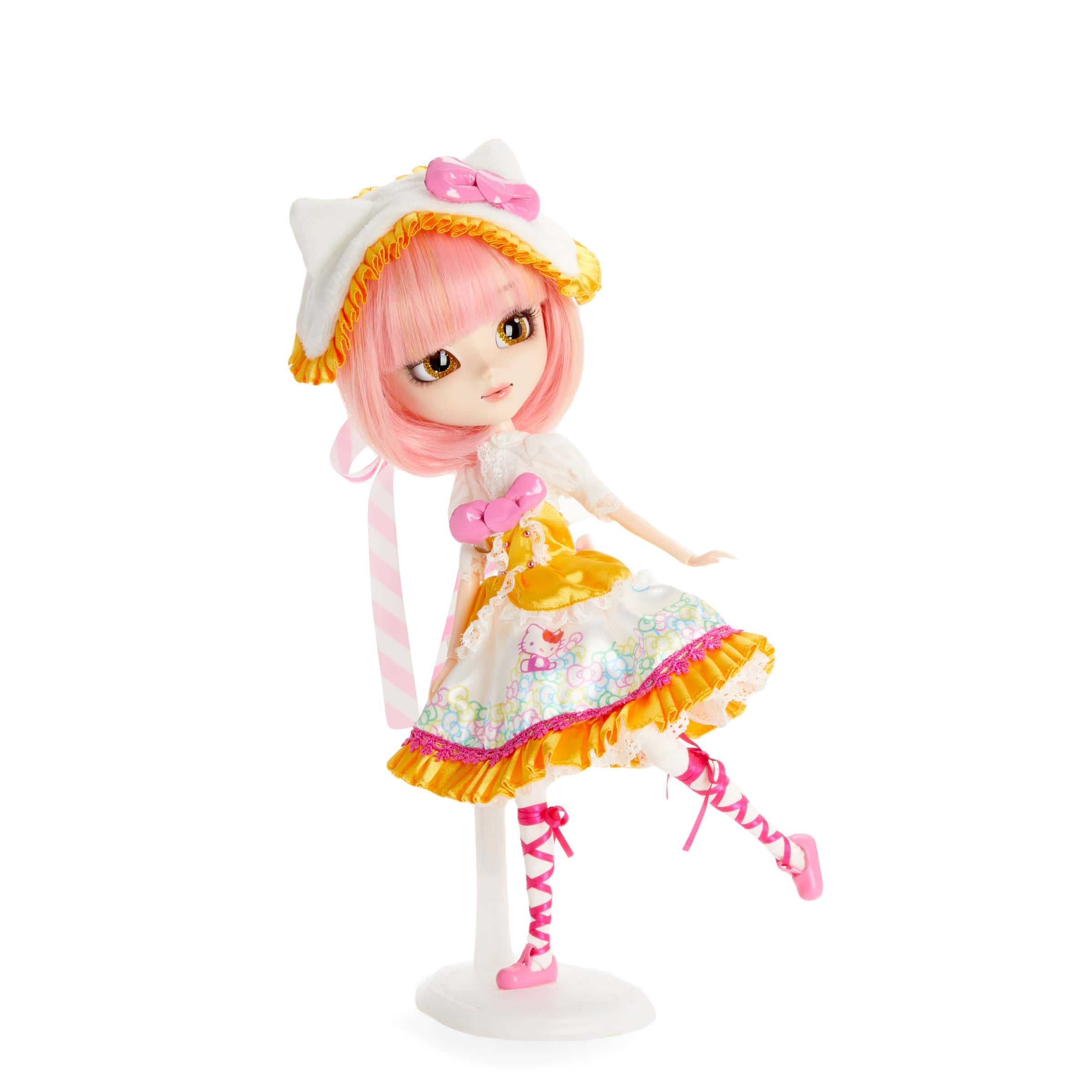 Doll 桌布 壁紙 — 一個可愛的動漫風格娃娃，粉紅色頭髮，戴著白色貓耳帽，穿著黃色和粉紅色的連衣裙，擺出俏皮的姿勢。