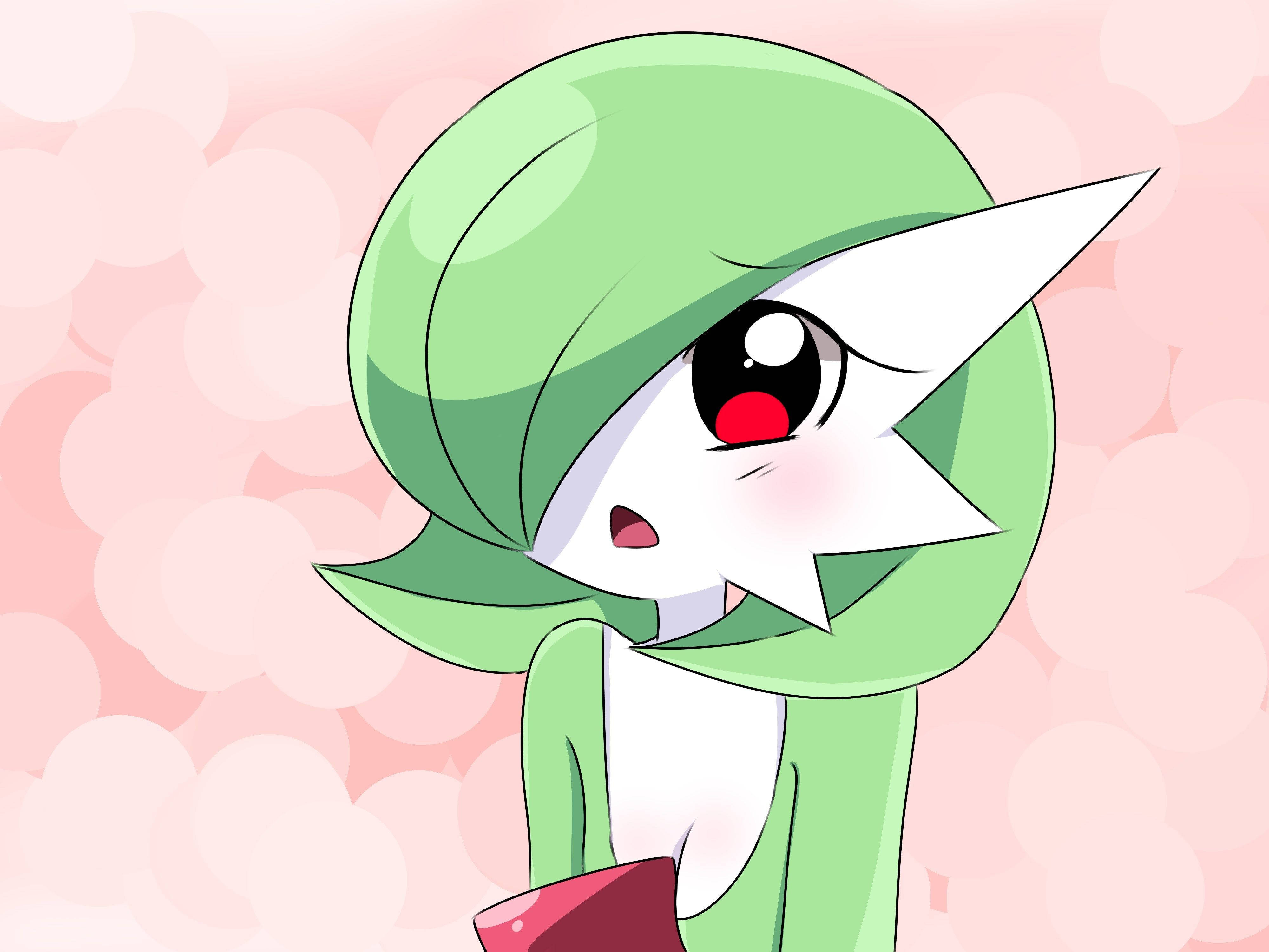 Gardevoir 桌布 壁紙 — 一個可愛的動漫風格寶可夢，擁有綠色葉狀頭髮和紅色眼睛，在柔和的粉紅色散景背景前害羞地眨眼。