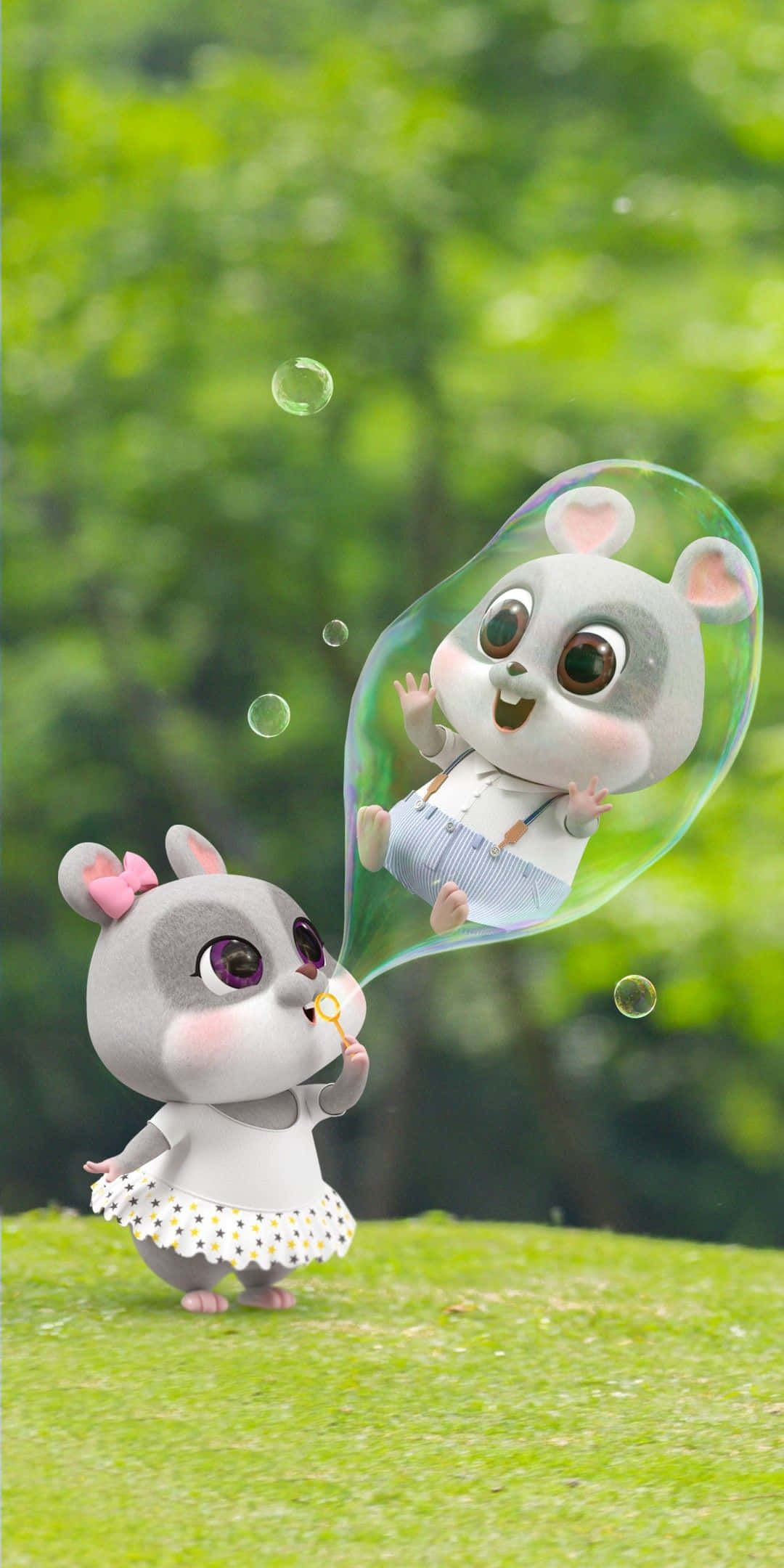 Cartoon Animal 桌布 壁紙 — 一個可愛的動畫倉鼠女孩吹出一個泡泡，裡面有一個微笑的倉鼠男孩漂浮在茂密的綠色森林中。