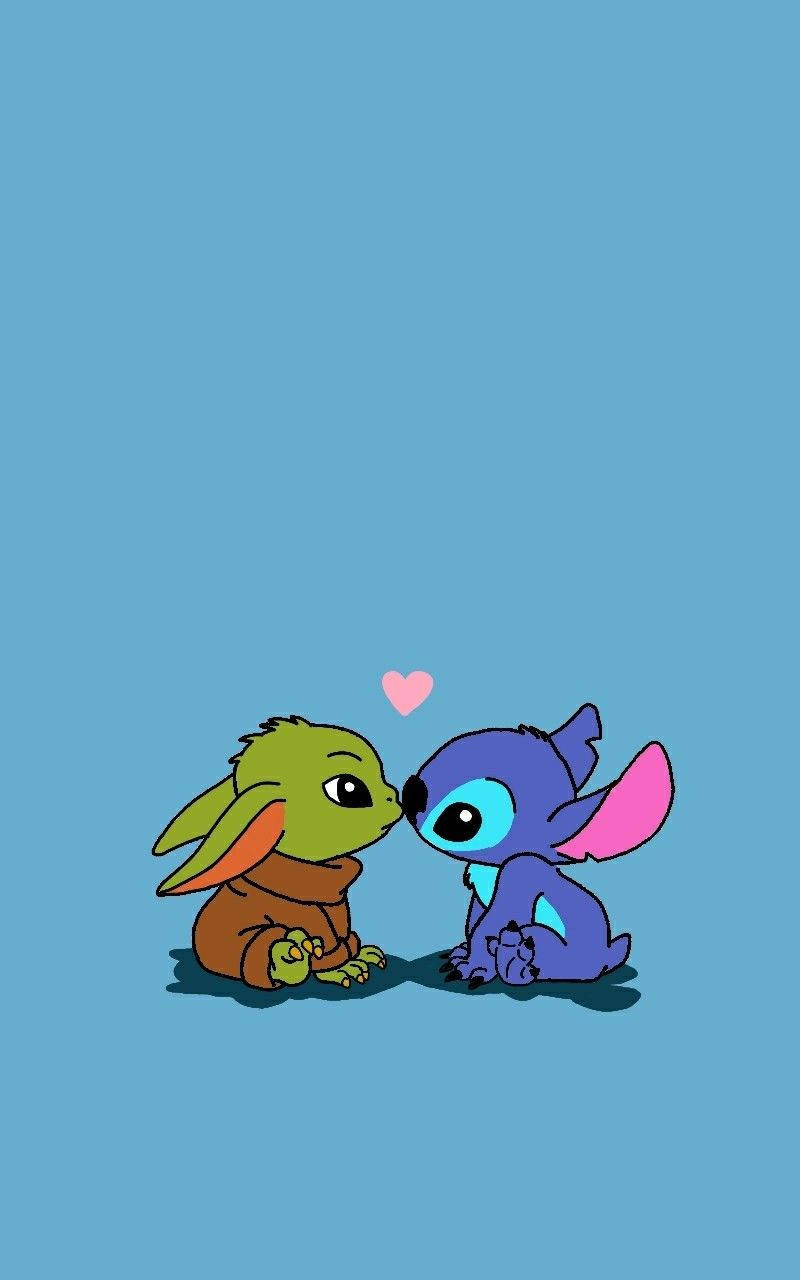 lilo 桌布 壁紙 — 一個可愛的卡通 Grogu 和 Stitch 面對面坐著，中間有一個粉紅色的心，背景是純藍色。