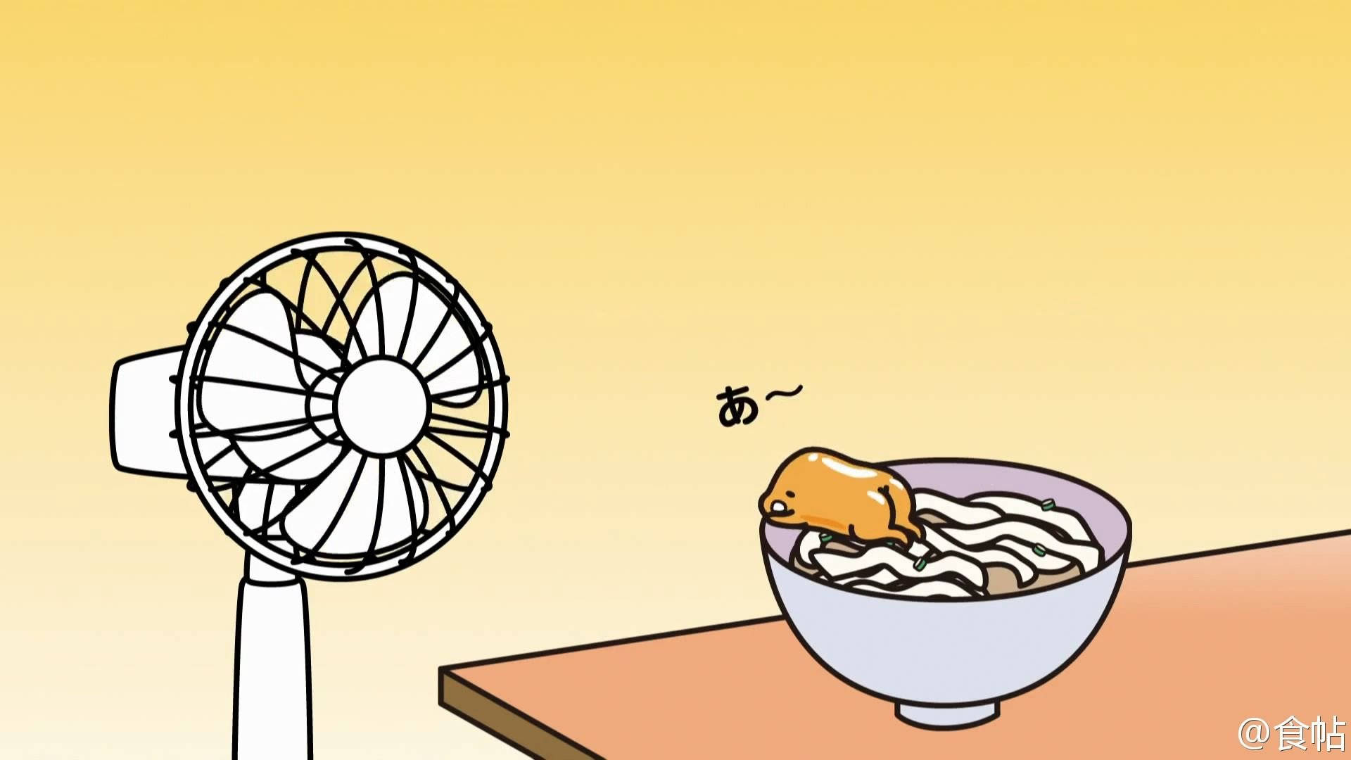 Noodles 桌布 壁紙 — 一個可愛的卡通人物在一碗拉麵裡放鬆，旁邊有台立扇，背景是溫暖的黃色漸層。