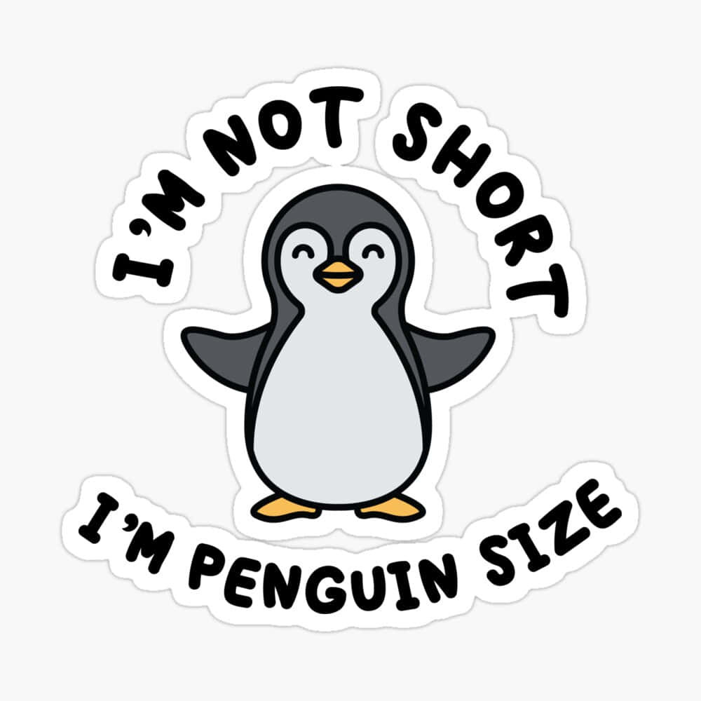 Penguin Funny 桌布 壁紙 — 一個可愛的卡通企鵝貼紙，以粗體文字在有趣的圓形佈局中宣稱『我不矮，我是企鵝尺寸』。