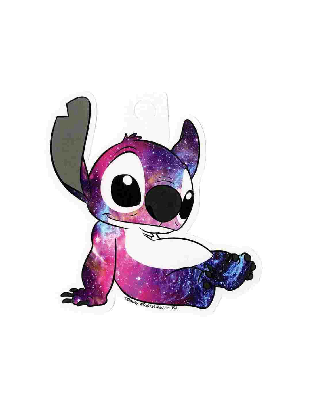 Stitch 桌布 壁紙 — 一個可愛的卡通外星人，身上有紫色、藍色和粉紅色的銀河漩渦，坐在純白色背景前微笑。