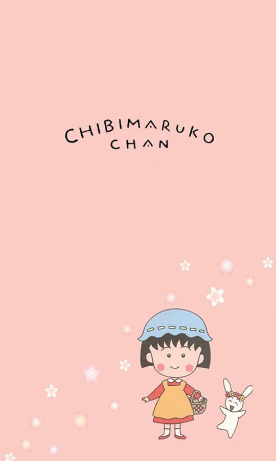 Chibi Maruko Chan 桌布 壁紙 — 一個可愛的卡通女孩，戴著藍色帽子，穿著黃色連衣裙，站在一隻白兔旁邊，背景是柔和的粉紅色，有漂浮的花朵。