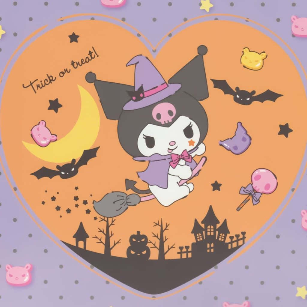 Kuromi Halloween 桌布 壁紙 — 一個可愛的卡通女巫騎著掃帚飛過心形萬聖節夜空，周圍有蝙蝠、糖果和彎月。