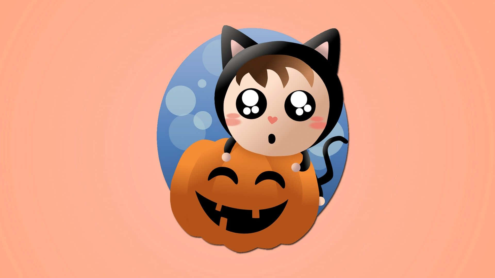 Halloween Cute 桌布 壁紙 — 一個可愛的卡通小孩穿著黑色貓咪服裝，從一個微笑的橙色南瓜後面探出頭來，背景是柔和的桃色。