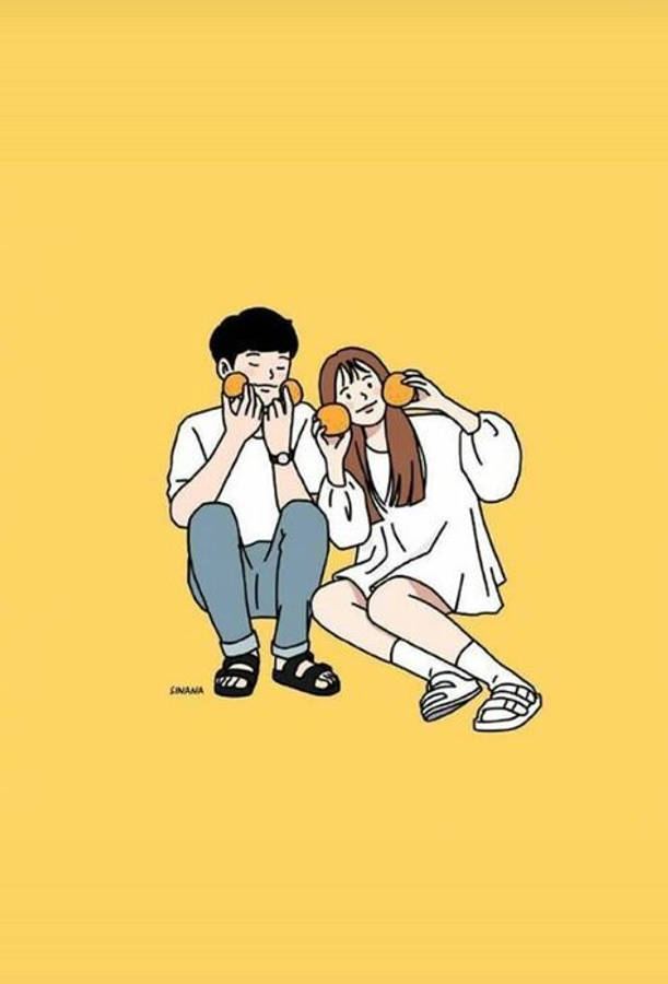 Love Cute Couple 桌布 壁紙 — 一個可愛的卡通情侶並排坐在黃色背景上，每人拿著一個橙子像電話一樣貼在耳邊。