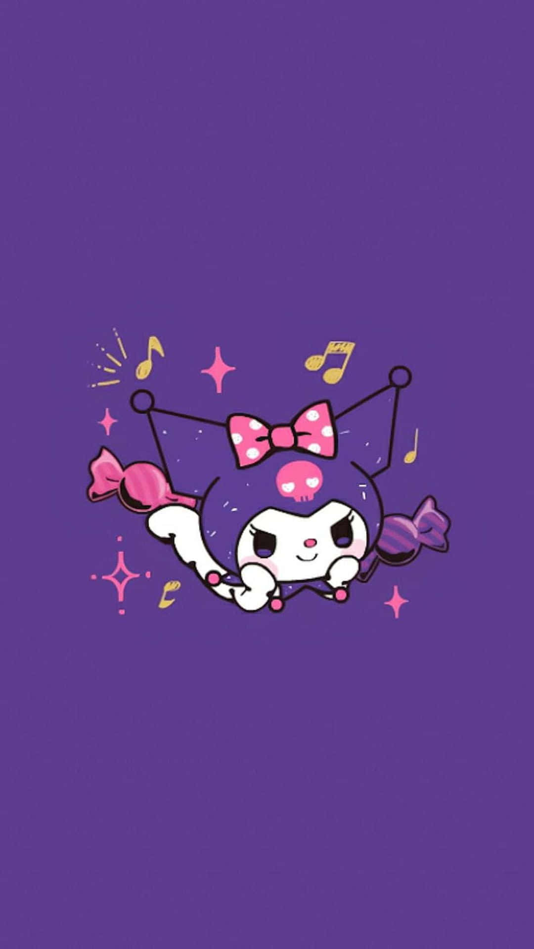 Kuromi Kawaii 桌布 壁紙 — 一個可愛的卡通角色，戴著粉紅色骷髏帽和蝴蝶結，在純紫色背景上伴隨著音符和閃光快樂地搖擺。