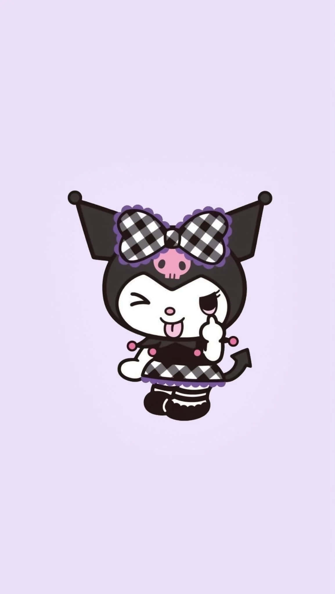 Kuromi Kawaii 桌布 壁紙 — 一個可愛的卡通角色，穿著黑白格紋服裝和蝴蝶結，在柔和的薰衣草背景上頑皮地眨眼。