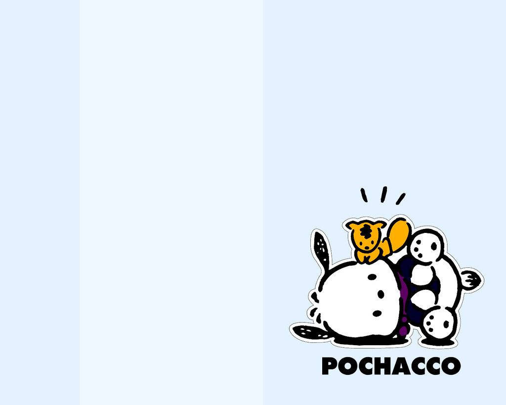 Pochacco 桌布 壁紙 — 一個可愛的卡通角色，背著一隻小黃熊，坐在角落，背景是柔和的藍色漸層。