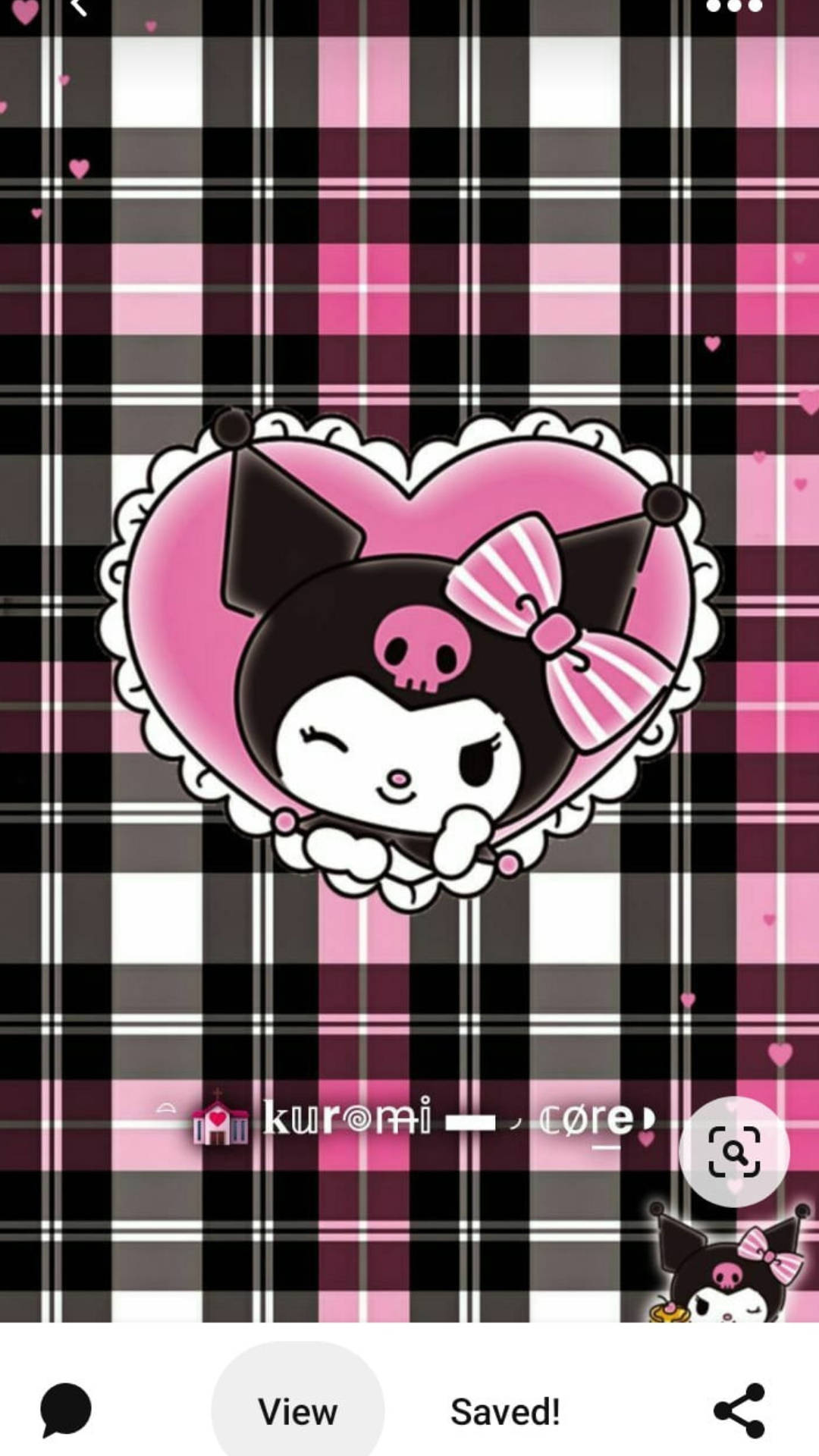 sanrio 桌布 壁紙 — 一個可愛的卡通角色Kurumi在粉紅色心形框架內，背景是粉紅、黑、白格紋圖案。