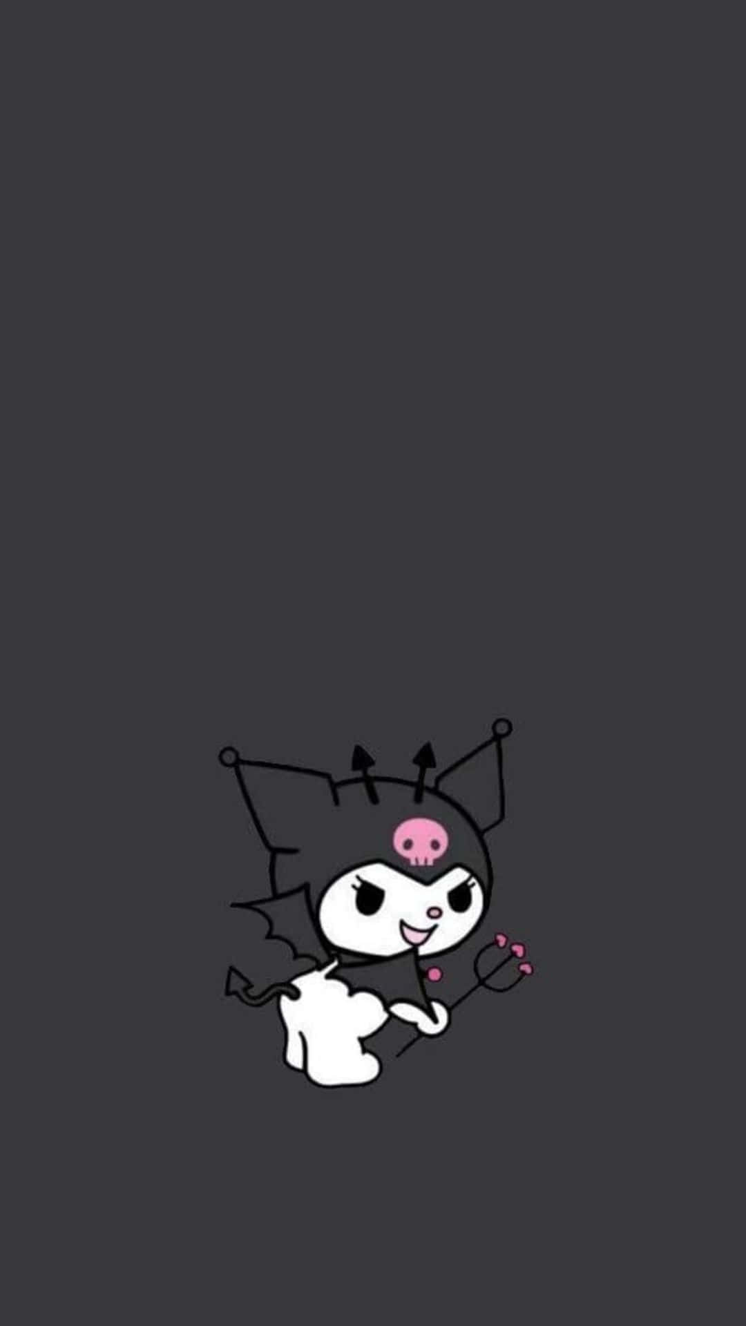 Kuromi Halloween 桌布 壁紙 — 一個可愛的卡通魔鬼角色，擁有蝙蝠翅膀和粉紅色骷髏帽，在深灰色背景前微笑著拿著一個粉紅色小叉子。