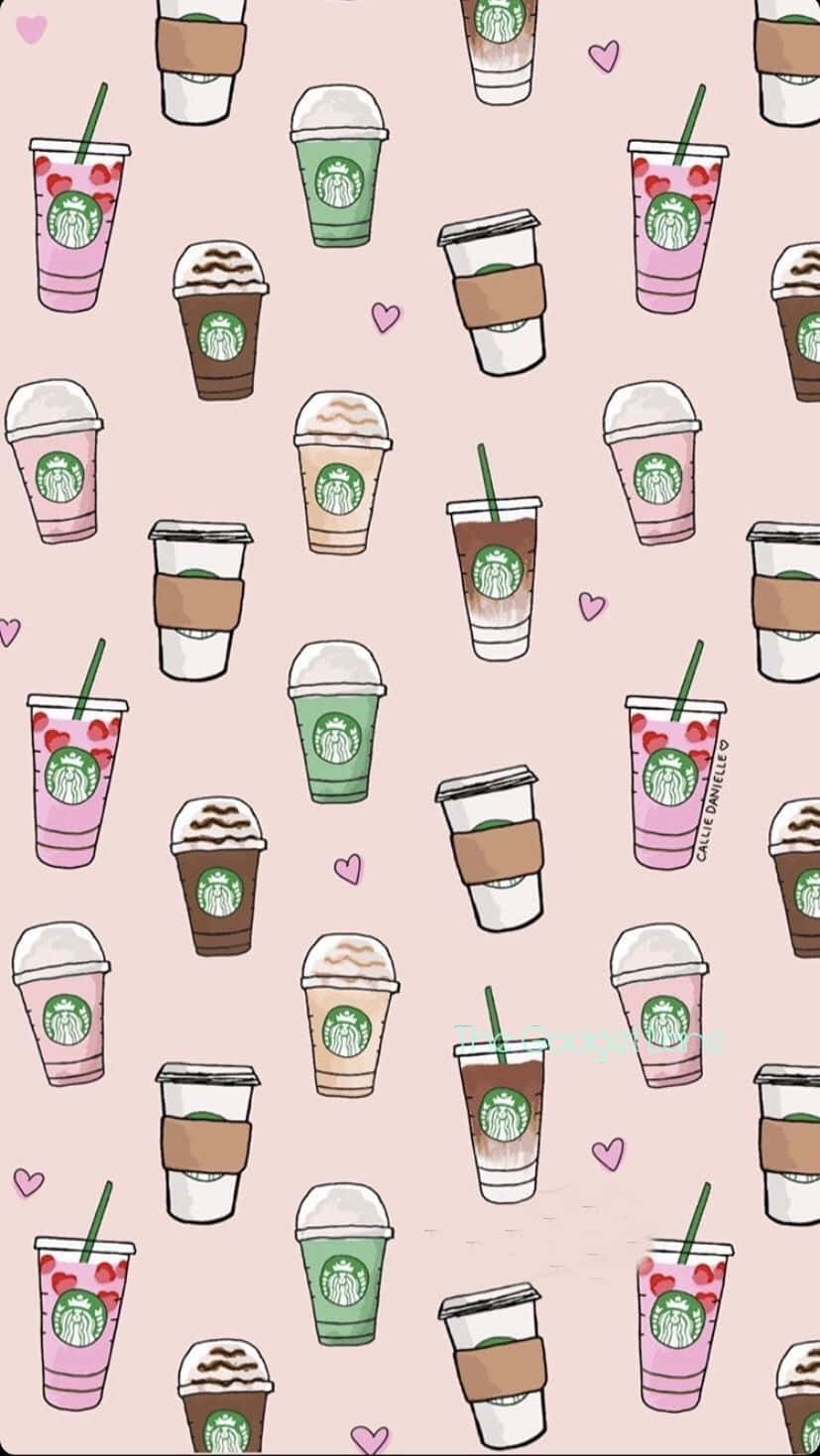 Aesthetic Starbucks 桌布 壁紙 — 一個可愛的圖案，由插圖風格的星巴克飲品和心形組成，背景為柔和粉紅色。