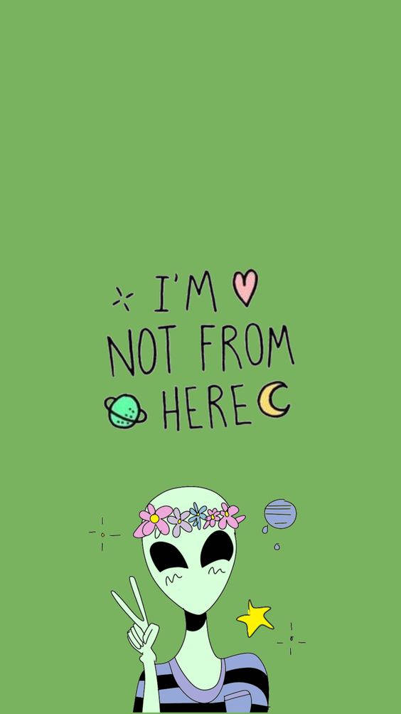 Cool Alien 桌布 壁紙 — 一個可愛的外星人戴著花冠和做出和平手勢，在帶有宇宙塗鴉和文字的純綠色背景上微笑。
