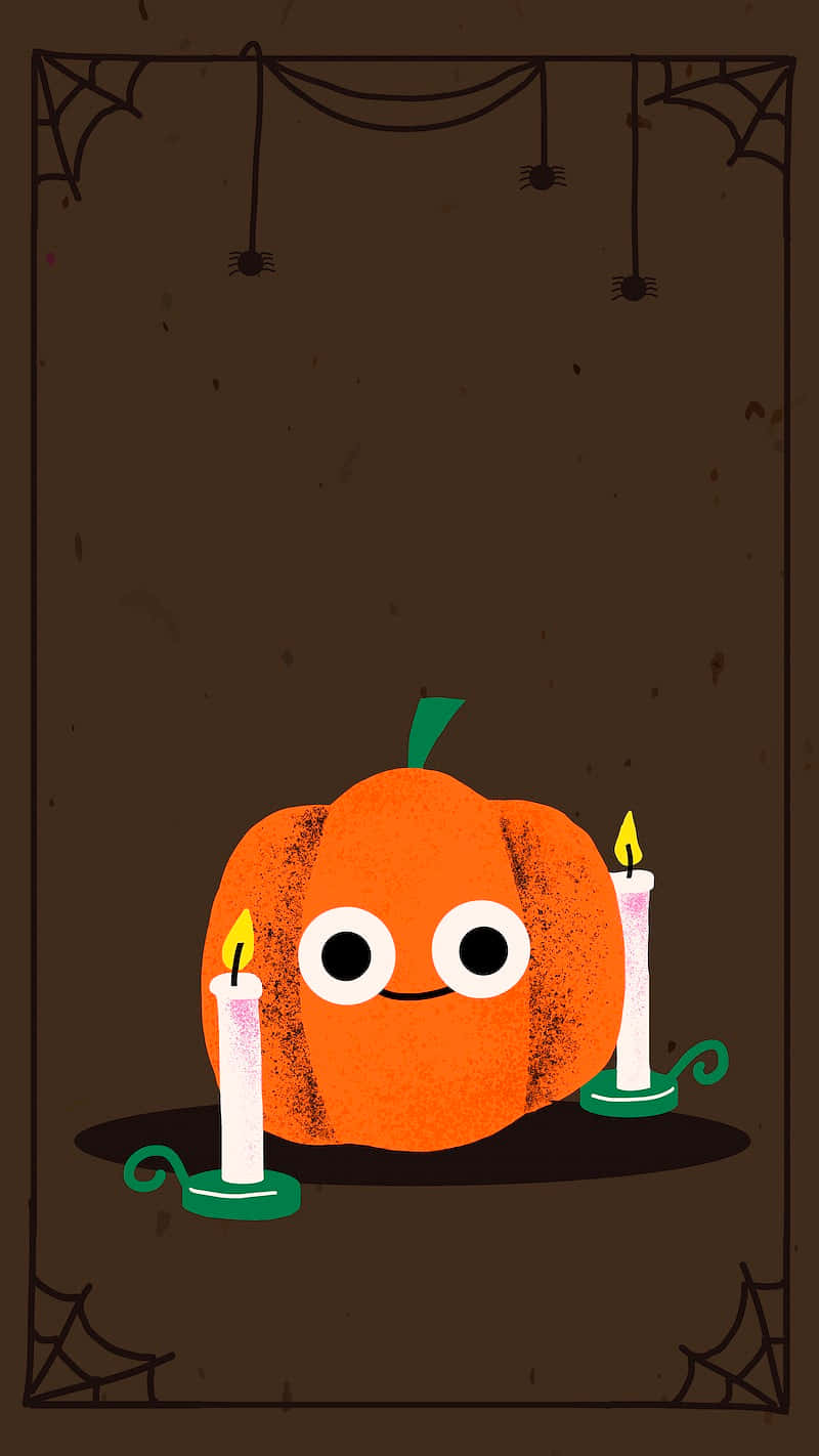 iPhone Cute Halloween 桌布 壁紙 — 一個可愛的大眼卡通南瓜在深棕色背景上，在兩根點燃的蠟燭之間微笑，周圍環繞著蜘蛛網和蜘蛛。