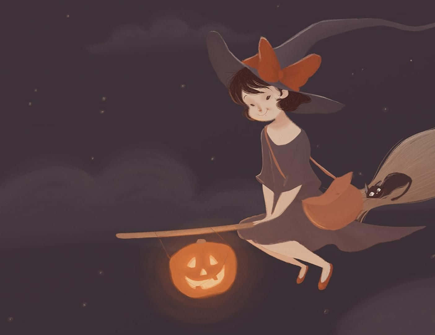 Witches Broom 桌布 壁紙 — 一個可愛的女巫戴著橙色蝴蝶結，夜晚騎著掃帚飛行，手持發光的南瓜燈，旁邊有一隻貓咪棲息。