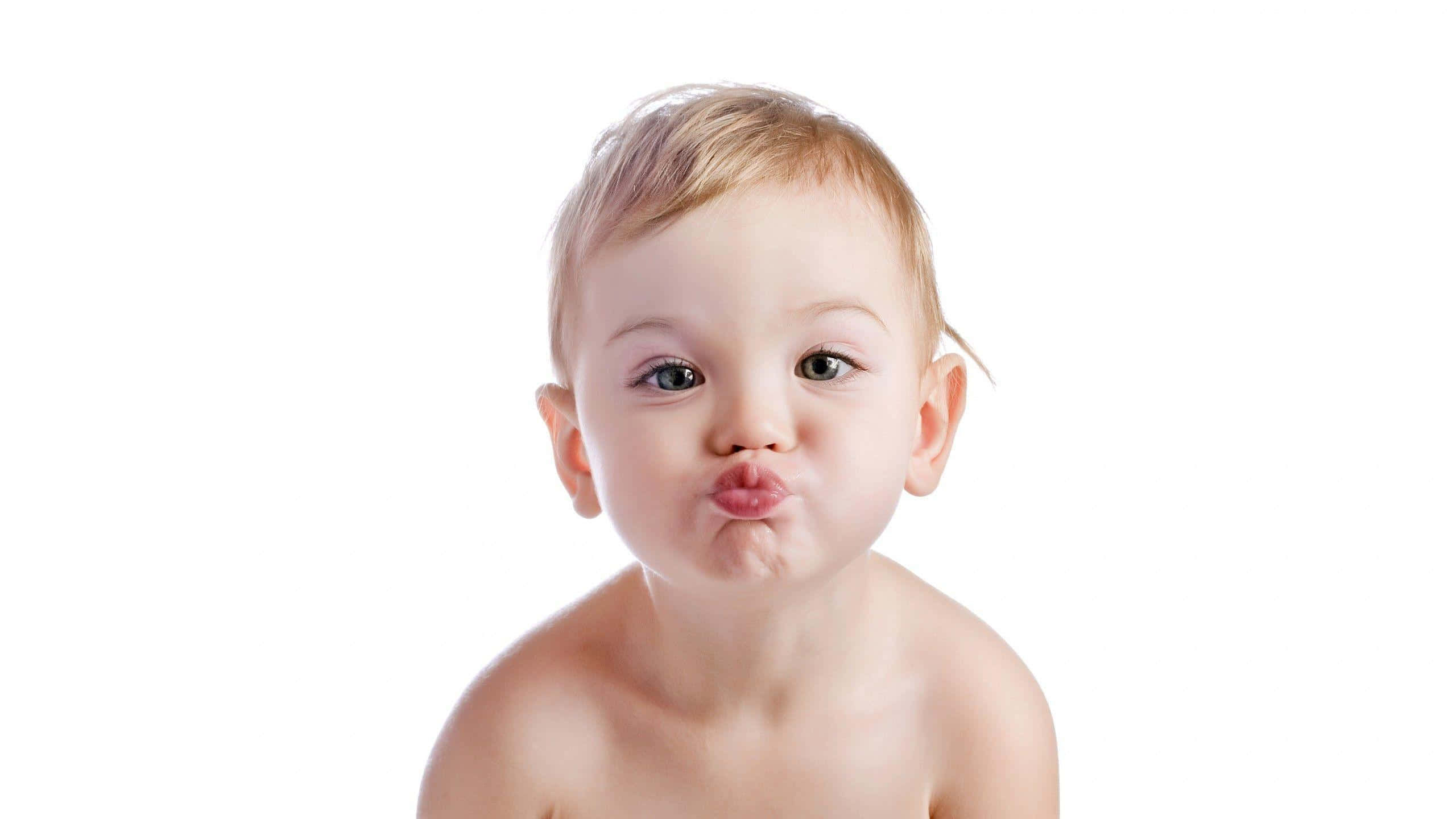 cute baby 桌布 壁紙 — 一個可愛的嬰兒，淺色頭髮和大眼睛，在純白色背景上做出俏皮的嘟嘴表情。