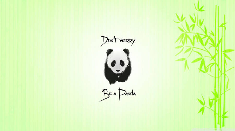 Beautiful Panda 桌布 壁紙 — 一個可愛的熊貓插圖，上面有「Don't worry Be a Panda」的字句，背景是柔和的綠色竹子主題。