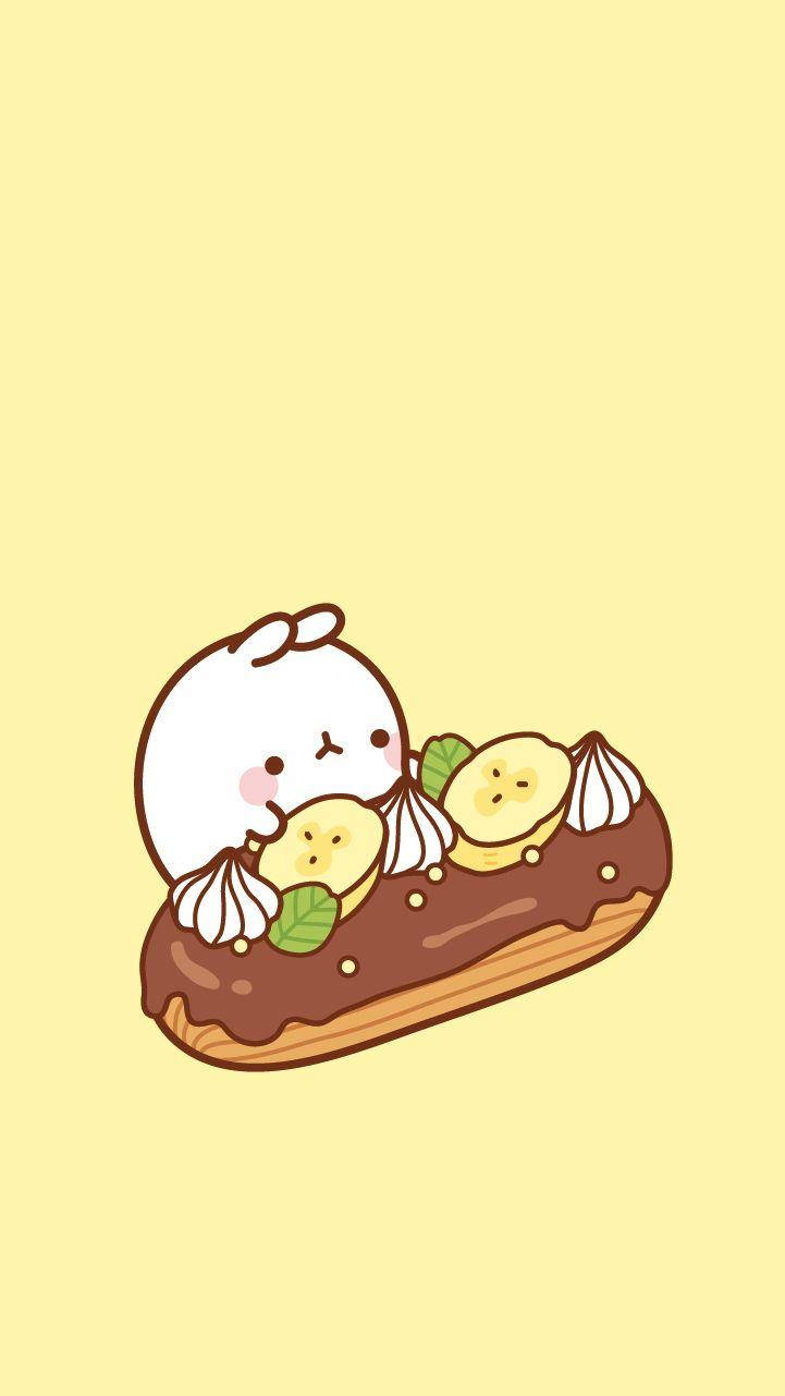 Molang 桌布 壁紙 — 一個可愛的白兔角色在淡黃色背景上擁抱著一個 topped 有香蕉片和奶油的巧克力泡芙。