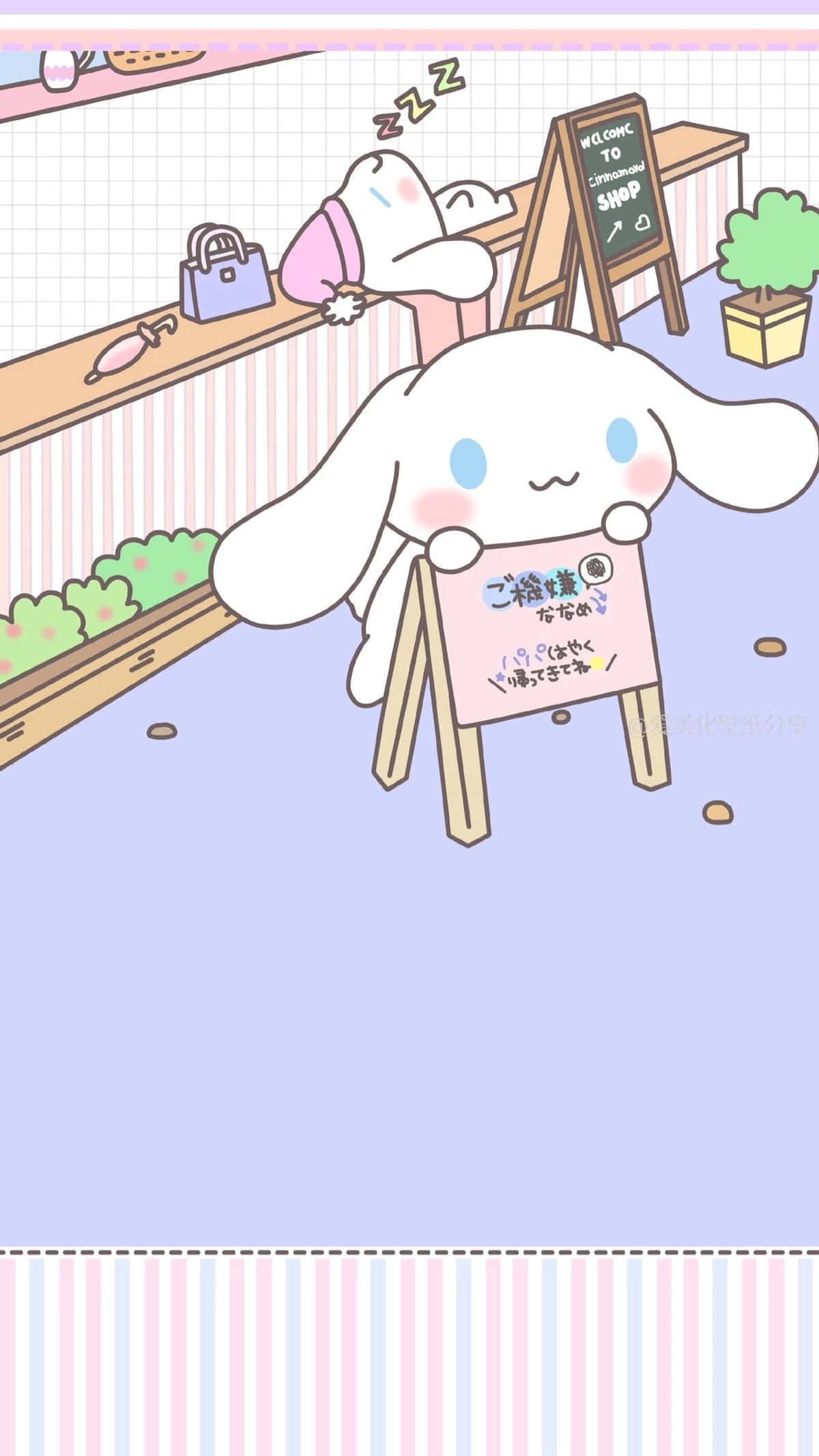Cinnamoroll Sanrio 桌布 壁紙 — 一個可愛的白兔角色在粉彩色的商店裡拿著一個標牌，另一隻兔子在櫃檯後面睡覺。
