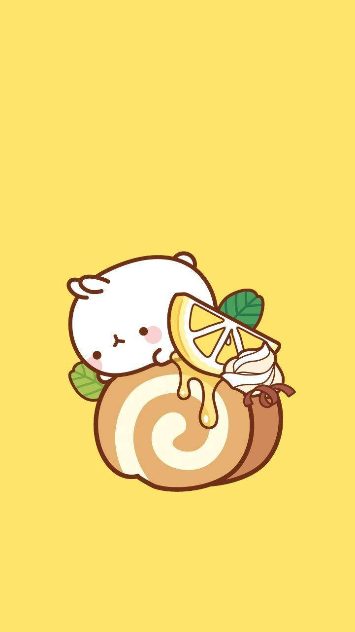 Molang 桌布 壁紙 — 一個可愛的白色卡哇伊動物從螺旋蛋糕中探出頭來，蛋糕上有檸檬片和鮮奶油，背景是純黃色。