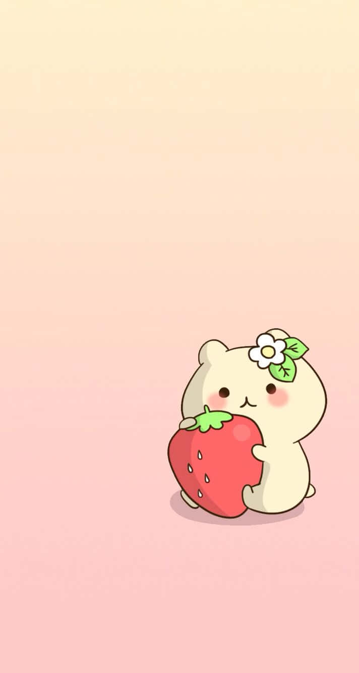 Cute Cartoon Bear 桌布 壁紙 — 一個可愛的白色卡通動物，戴著花朵頭帶，在柔和的粉紅色漸變背景上拿著一個大紅色草莓。
