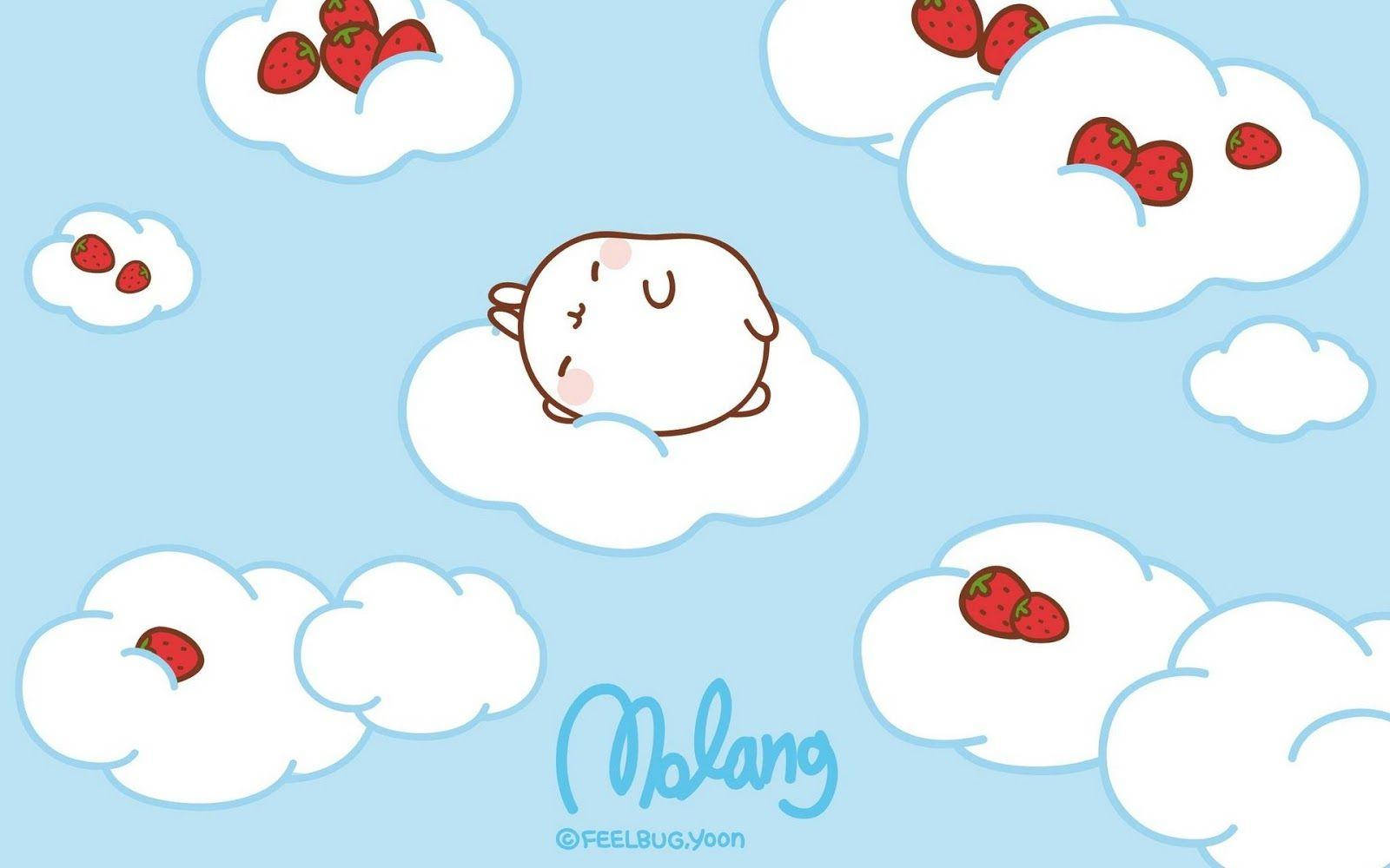 Molang 桌布 壁紙 — 一個可愛的白色卡通角色在一個毛茸茸的雲上平靜地睡著，周圍有雲朵拿著草莓，背景是淺藍色的天空。
