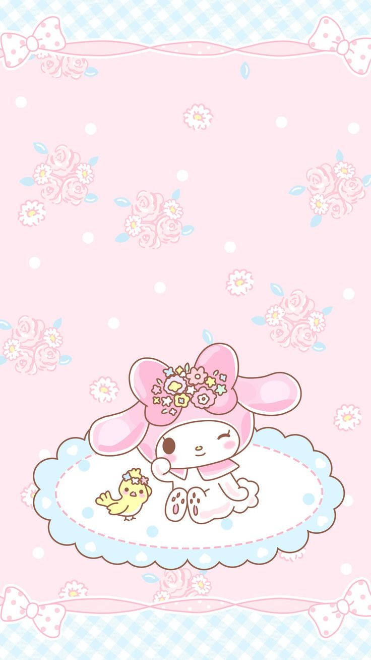 sanrio 桌布 壁紙 — 一個可愛的粉紅色My Melody角色，戴著花卉蝴蝶結，坐在雲上，旁邊有一隻小雞，周圍漂浮著花朵和蝴蝶結。