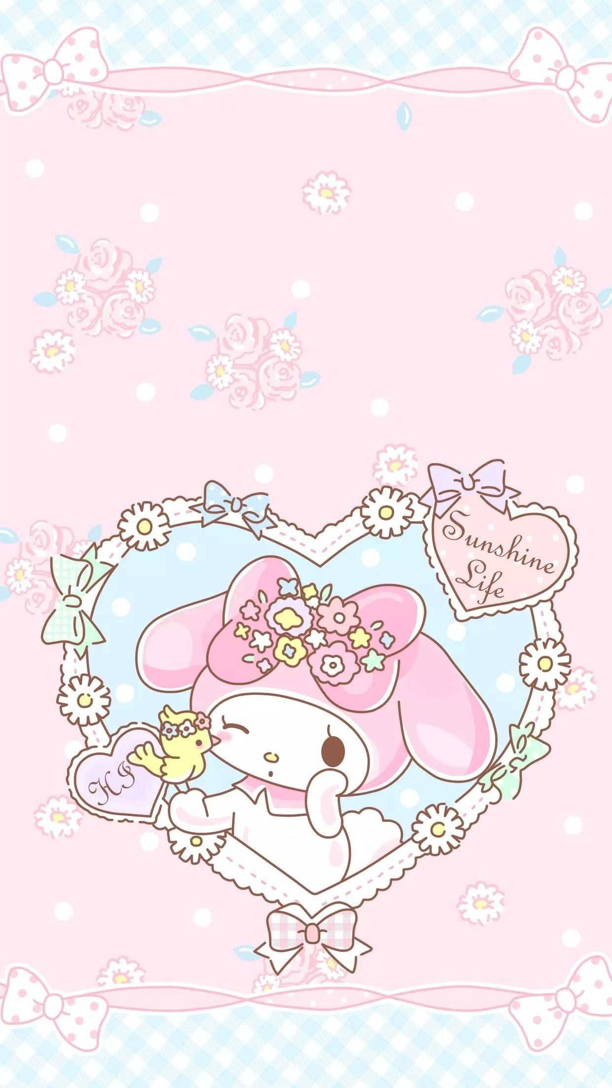 Cute Sanrio 桌布 壁紙 — 一個可愛的粉紅色My Melody角色，戴著花卉蝴蝶結，坐在心形框架內，抱著一隻小鳥，背景是帶有雛菊和蝴蝶結的粉彩粉紅色背景。