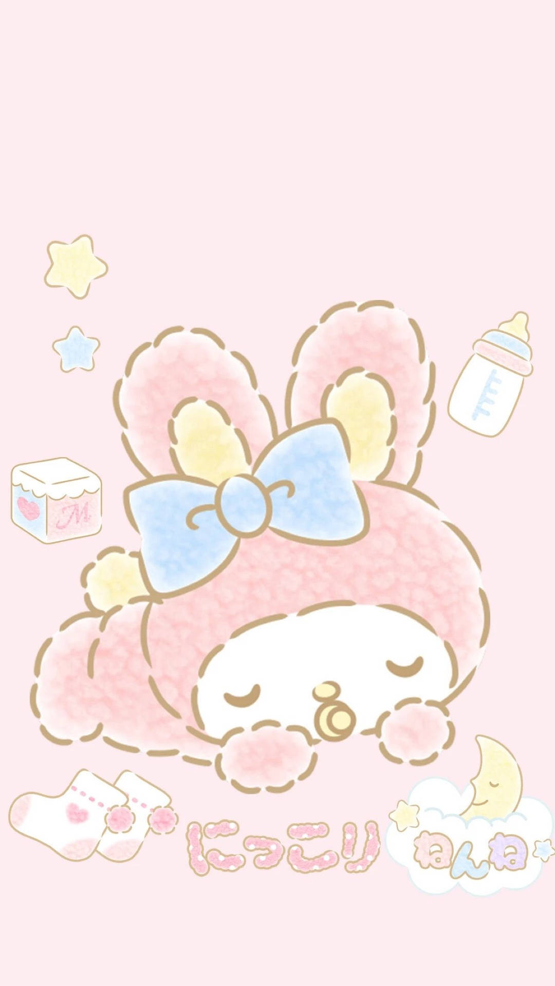 Cute Sanrio 桌布 壁紙 — 一個可愛的粉紅色兔子角色戴著藍色蝴蝶結，在柔和的粉紅色背景上被嬰兒用品包圍，安詳地睡著。