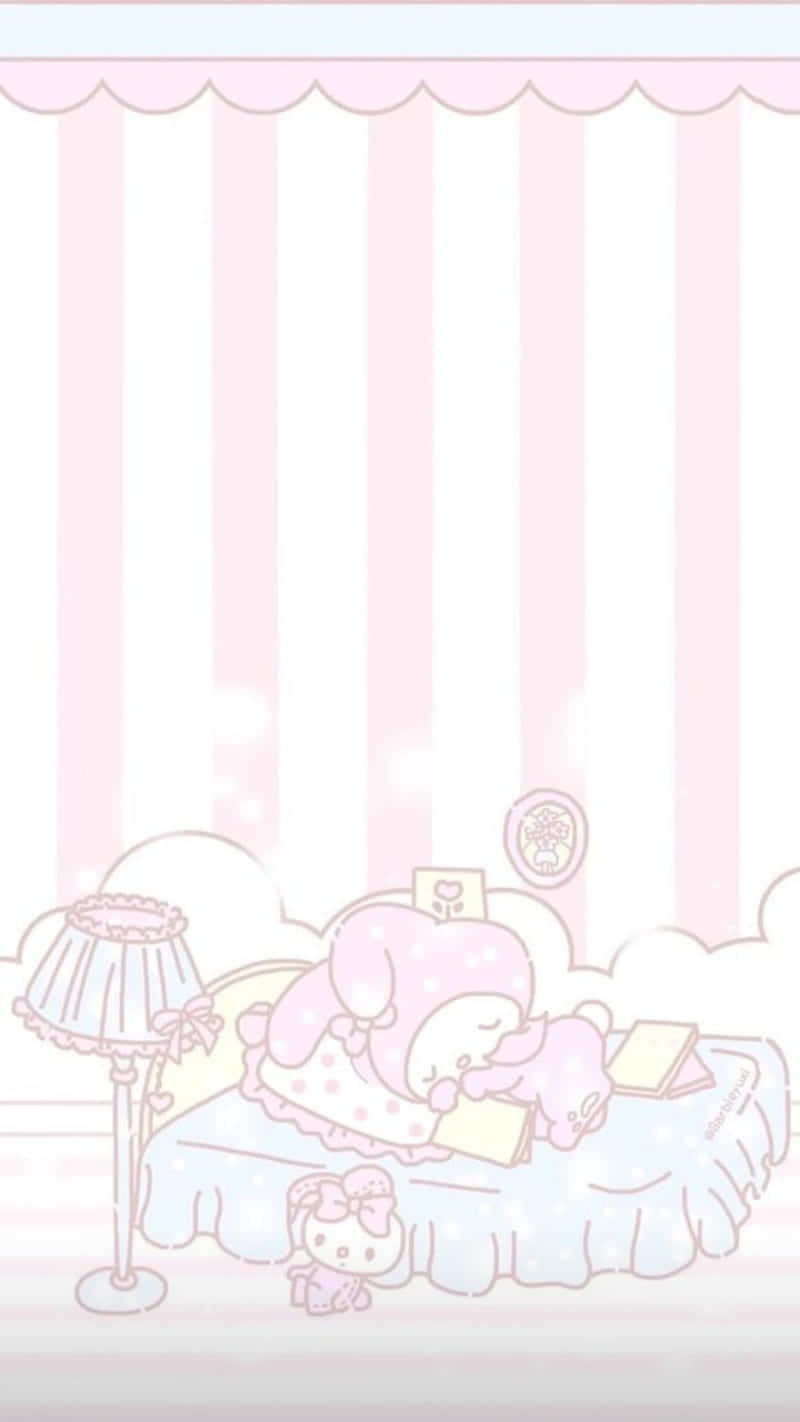 Cute My Melody 桌布 壁紙 — 一個可愛的粉紅色卡通人物在帶有柔軟枕頭和條紋壁紙背景的床上安然入睡。