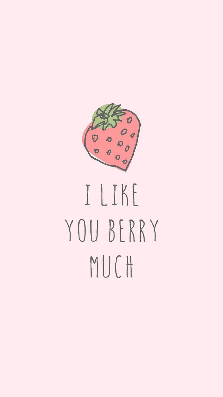 Strawberry Aesthetic 桌布 壁紙 — 一個可愛的粉紅色草莓插圖，帶有綠色葉子，位於柔軟粉紅色背景上的文字「I LIKE YOU BERRY MUCH」上方。