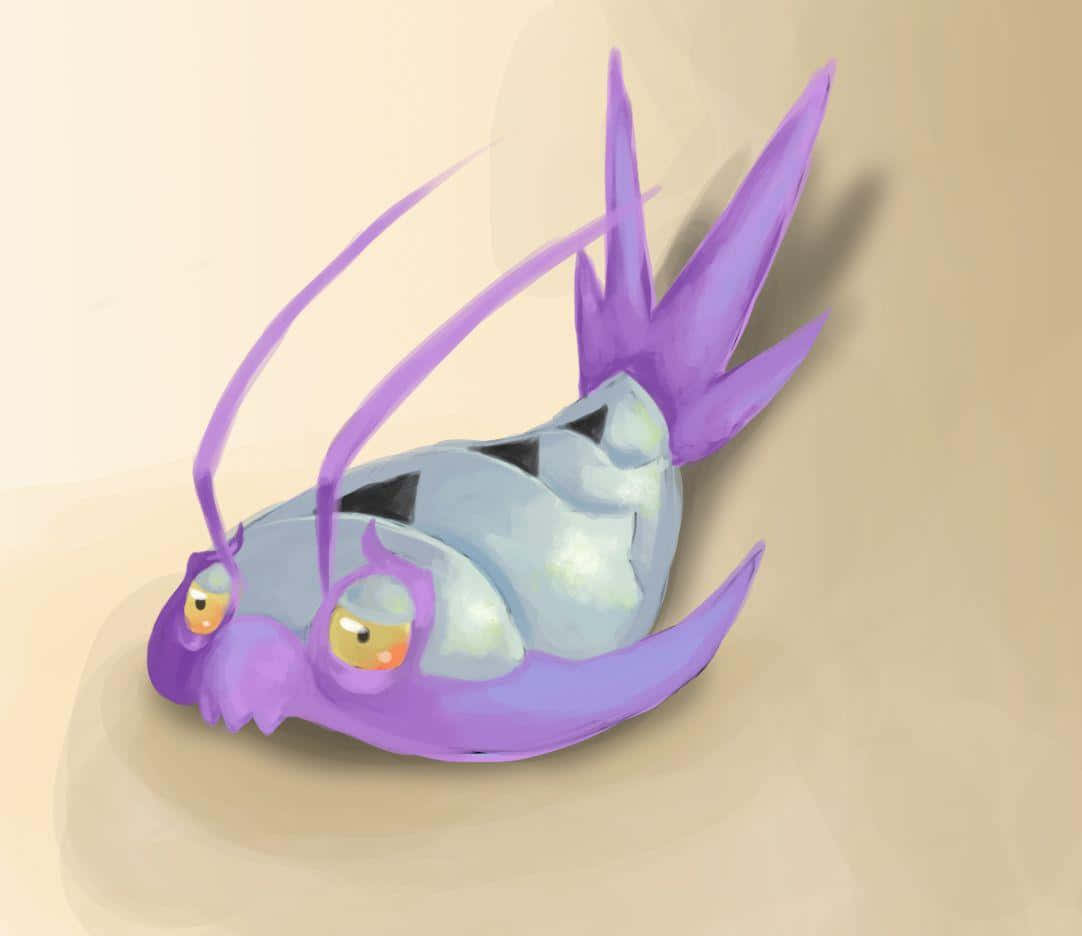 Paint Art 桌布 壁紙 — 一個可愛的紫色和銀色魚狀生物，有長觸角和黃色大眼睛，躺在米色表面上。