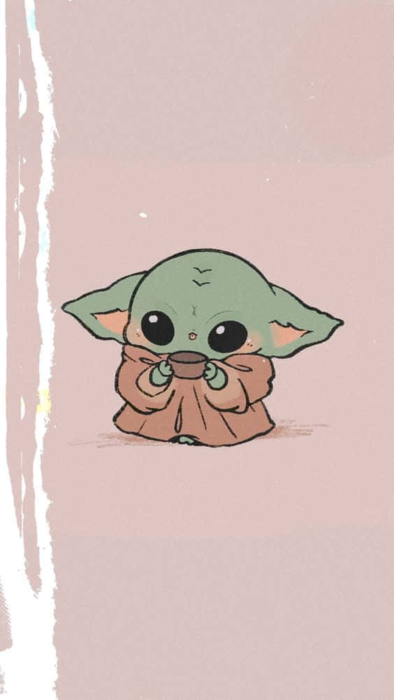Baby Yoda Cartoon 桌布 壁紙 — 一個可愛的綠色 Baby Yoda 穿著棕色長袍，在帶有白色筆觸的柔和粉紅色背景前拿著一個杯子。
