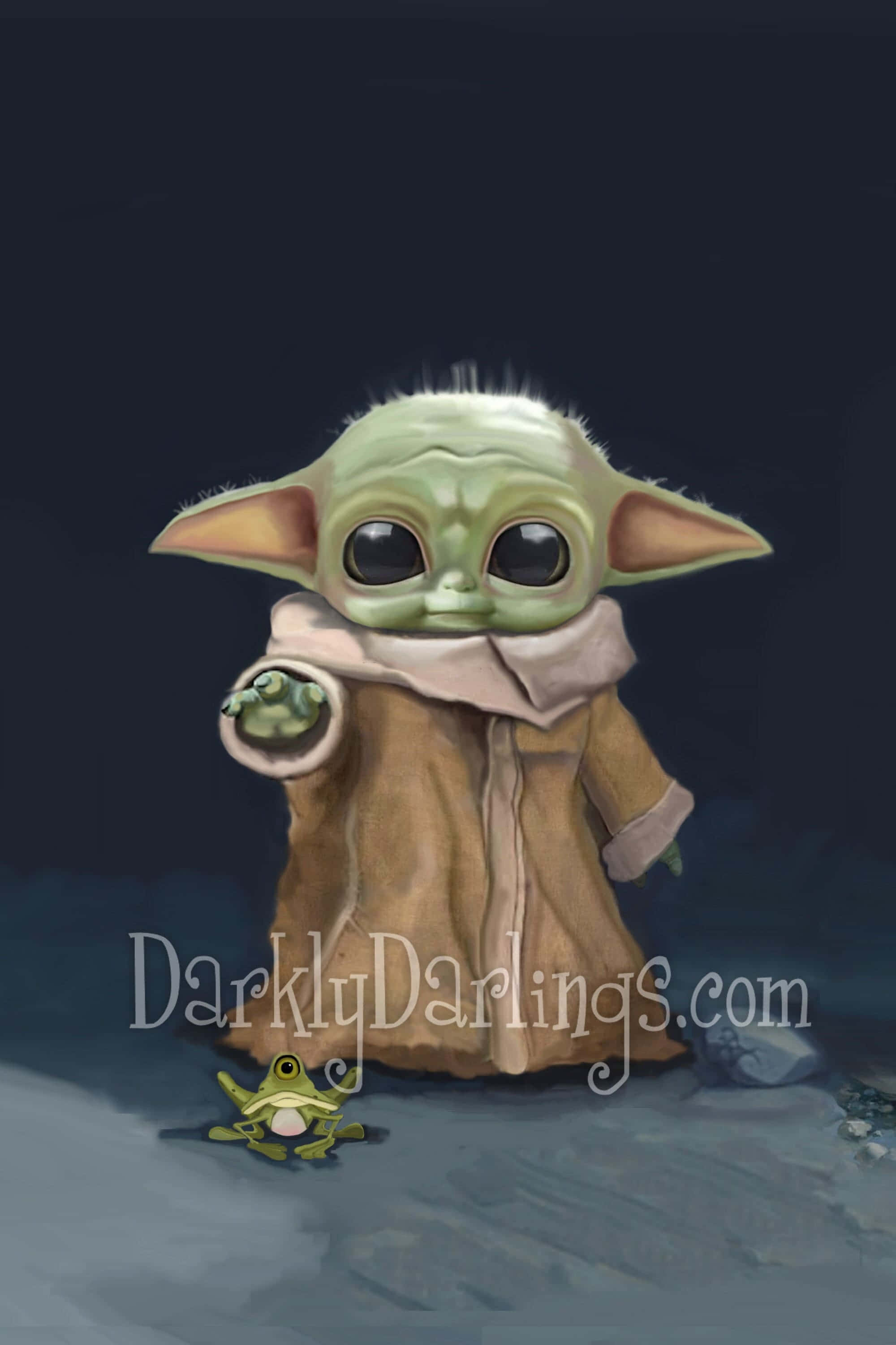 Baby Yoda iPhone 桌布 壁紙 — 一個可愛的綠色 Baby Yoda 穿著棕色長袍，站在深色背景前，旁邊有一隻小青蛙。