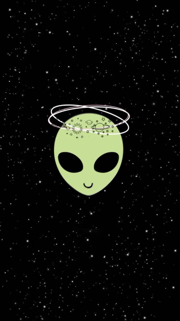 Cool Alien 桌布 壁紙 — 一個可愛的綠色外星人頭部，帶著微笑的臉和繞行的行星，漂浮在星光閃爍的黑色太空背景中。