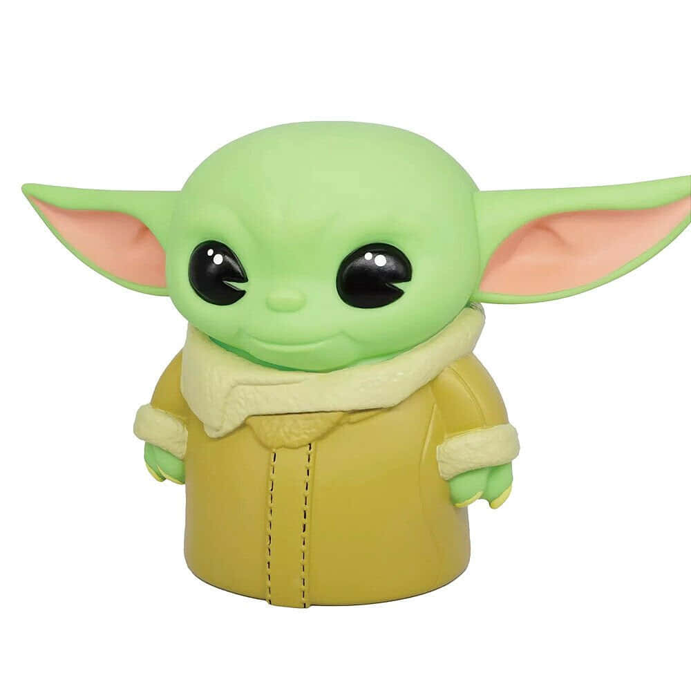 Yoda 桌布 壁紙 — 一個可愛的綠色尤達寶寶公仔，身穿黃色長袍，圍著白色圍巾，在白色背景前微笑。