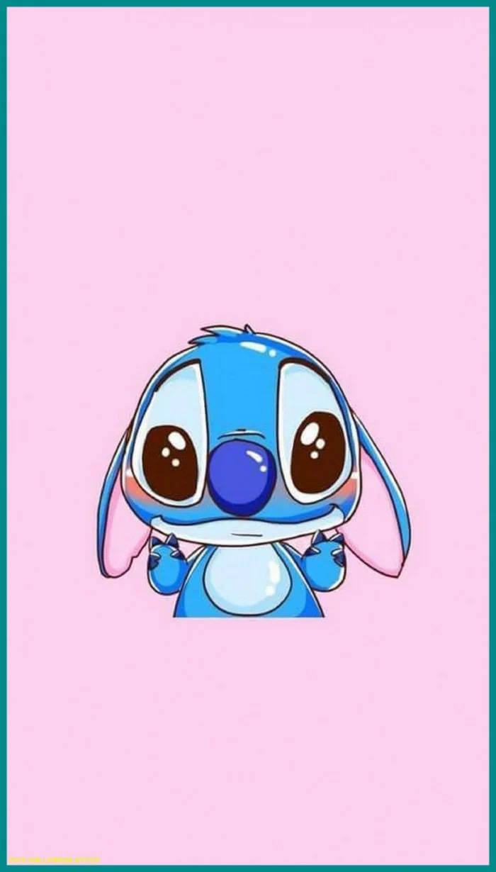 kawaii stitch 桌布 壁紙 — 一個可愛的藍色卡通外星人，有大眼睛和粉紅色內耳，坐在柔軟的粉紅色背景中央。