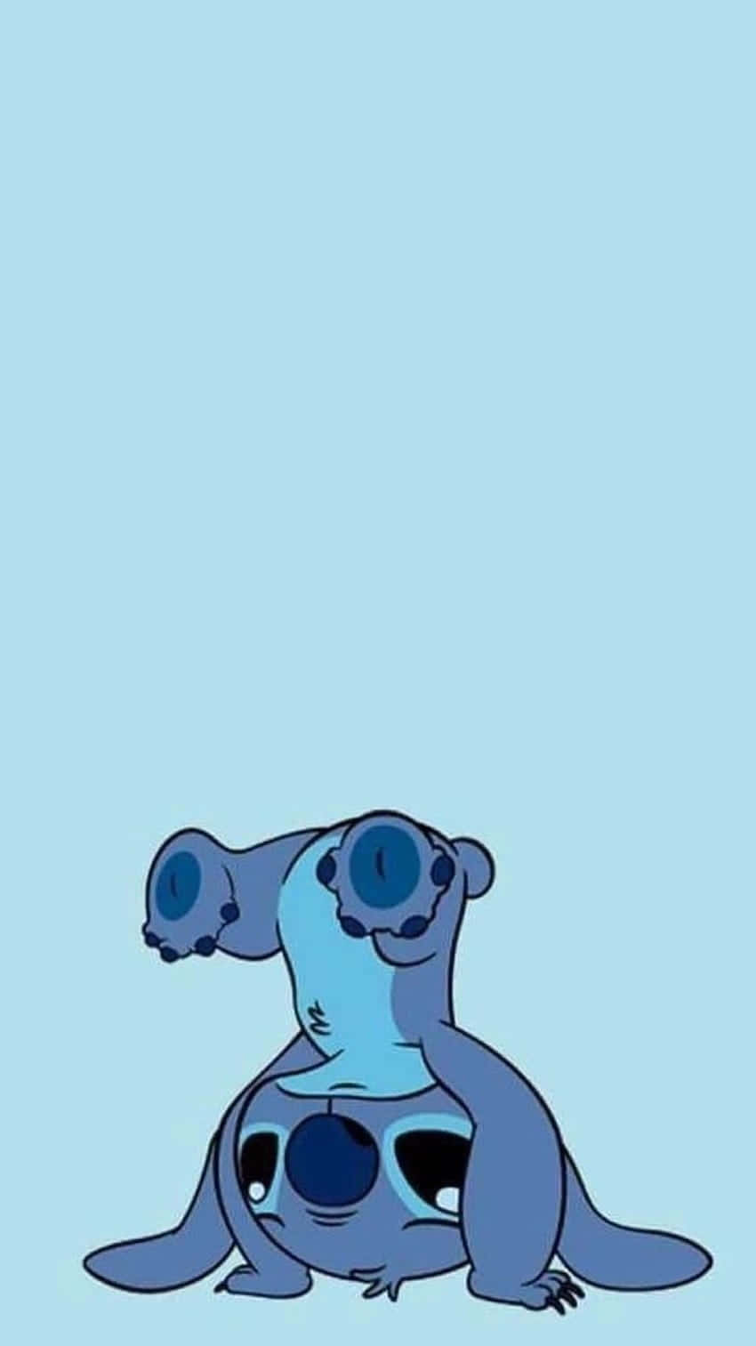 Pastel Blue Aesthetic 桌布 壁紙 — 一個可愛的藍色卡通外星人，有著大眼睛，獨自坐在純淺藍色背景前。