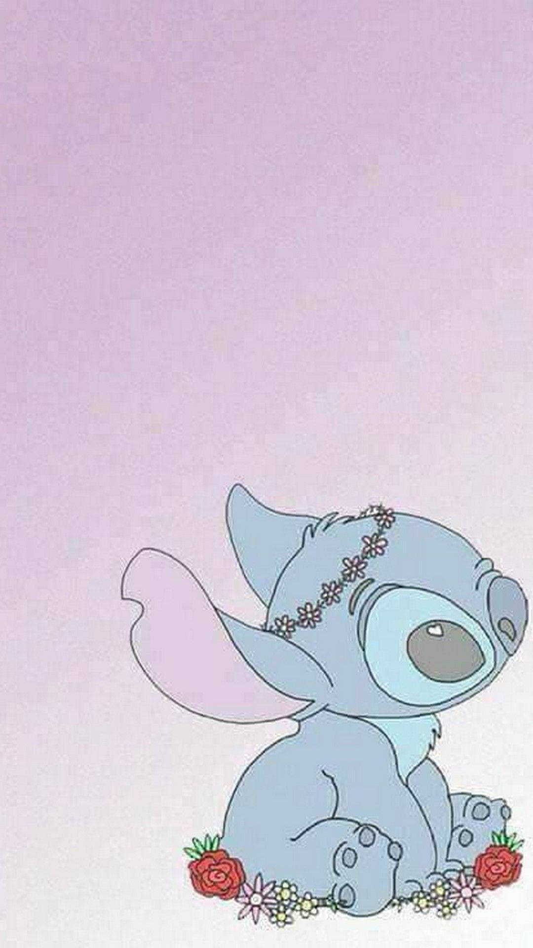 Stitch 桌布 壁紙 — 一個可愛的藍色卡通外星人戴著花冠，坐在紅玫瑰和雛菊之間，背景是柔和的薰衣草漸變色。