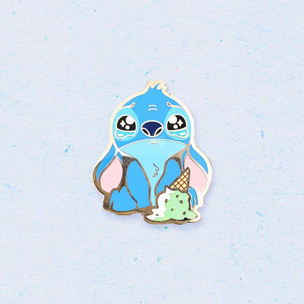 Sad Stitch 桌布 壁紙 — 一個可愛的藍色史迪奇琺瑯別針，在淺藍色紋理背景上，拿著一個正在融化的綠色冰淇淋甜筒，看起來很傷心。