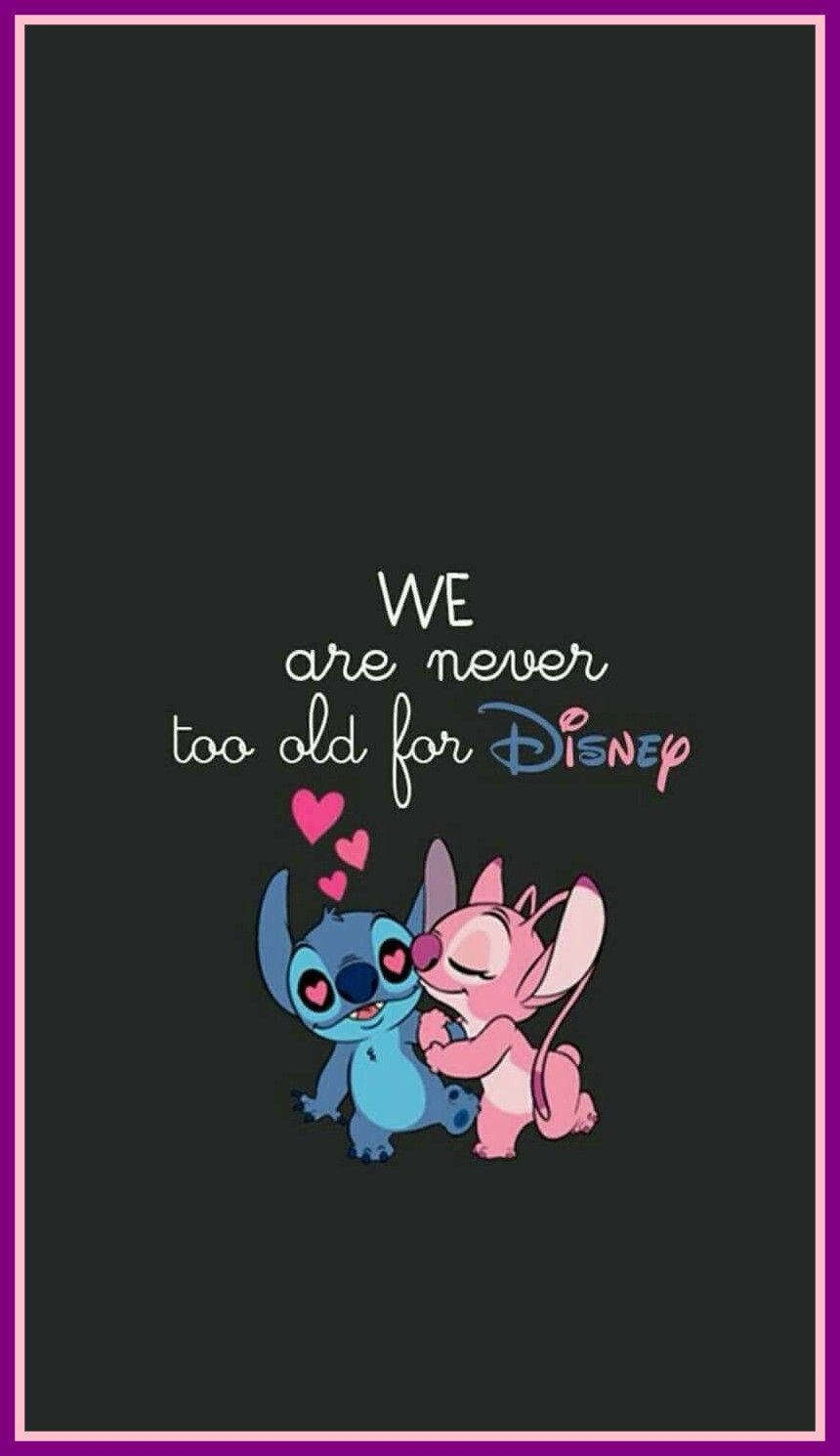 Stitch And Angel 桌布 壁紙 — 一個可愛的藍色和粉紅色迪士尼角色擁抱，心形在他們上方飄浮，背景為深色，帶有粉紅色邊框和文字。