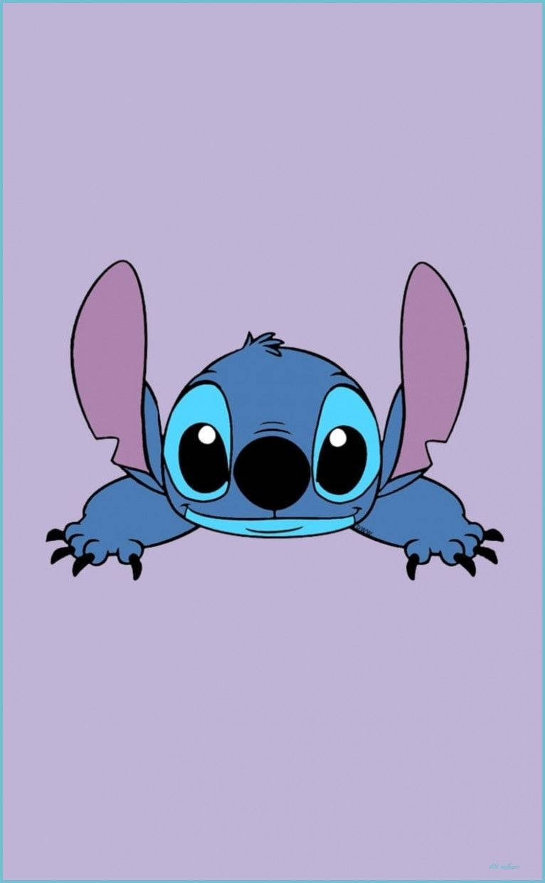Stitch Disney 桌布 壁紙 — 一個可愛的藍色外星人，大眼睛，在柔和的薰衣草背景上從邊緣偷看。
