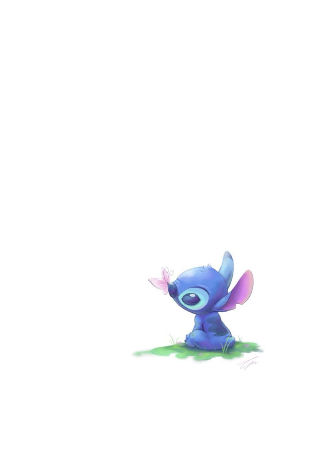 Stitch 桌布 壁紙 — 一個可愛的藍色外星人，大眼睛，坐在一片綠色草地上，頭上有一隻粉紅色的蝴蝶。