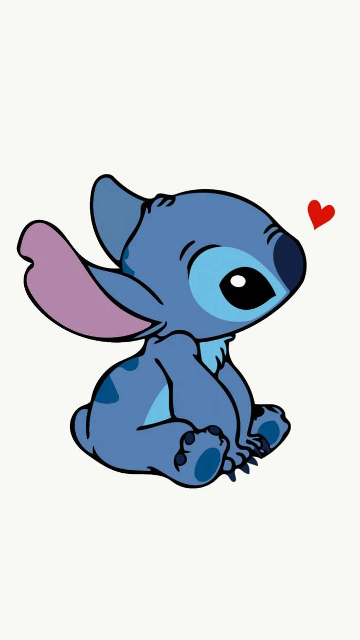 kawaii stitch 桌布 壁紙 — 一個可愛的藍色外星人，有大眼睛和粉紅色耳朵，可愛地坐著，附近漂浮著一個小紅心。