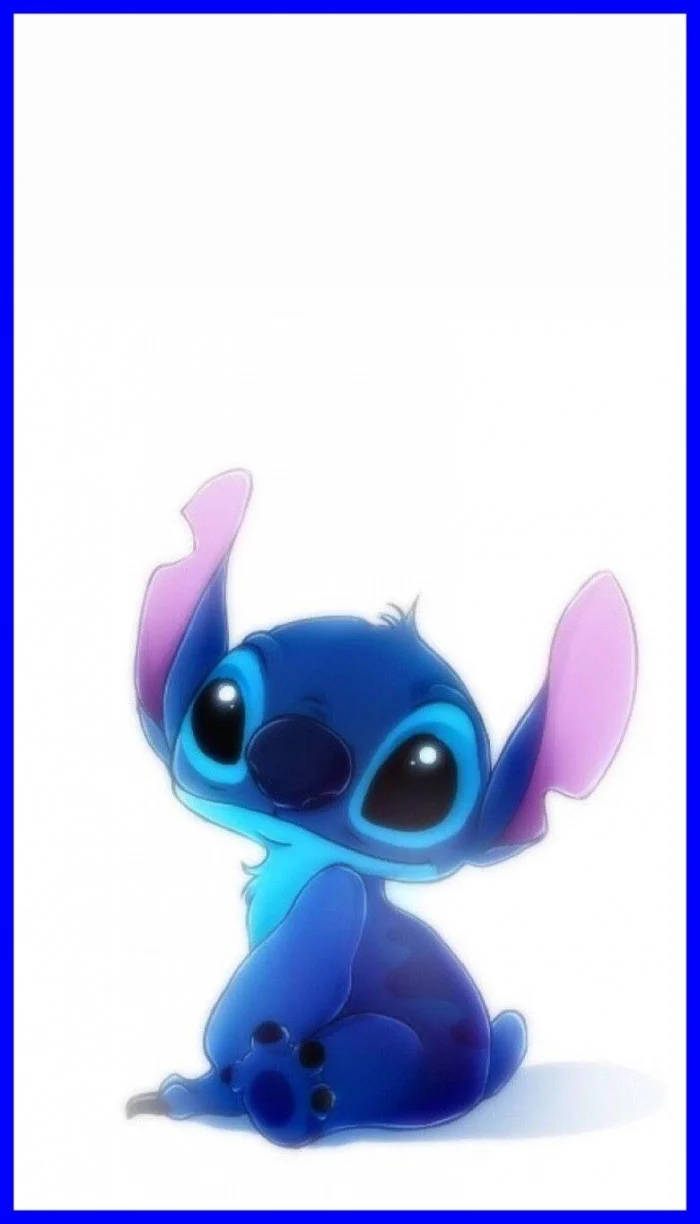kawaii stitch 桌布 壁紙 — 一個可愛的藍色外星人，有大眼睛和粉紅色耳朵，坐在純白色背景前。