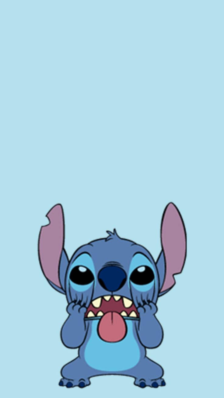 kawaii stitch 桌布 壁紙 — 一個可愛的藍色外星人，有大眼睛和伸出舌頭，站在純淺藍色背景前。