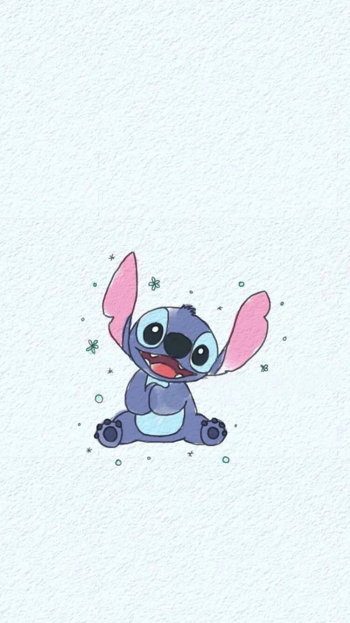 kawaii stitch 桌布 壁紙 — 一個可愛的藍色外星人，有粉紅色的耳朵，開心地坐在有紋理的白色背景上，周圍環繞著小星星和花朵。